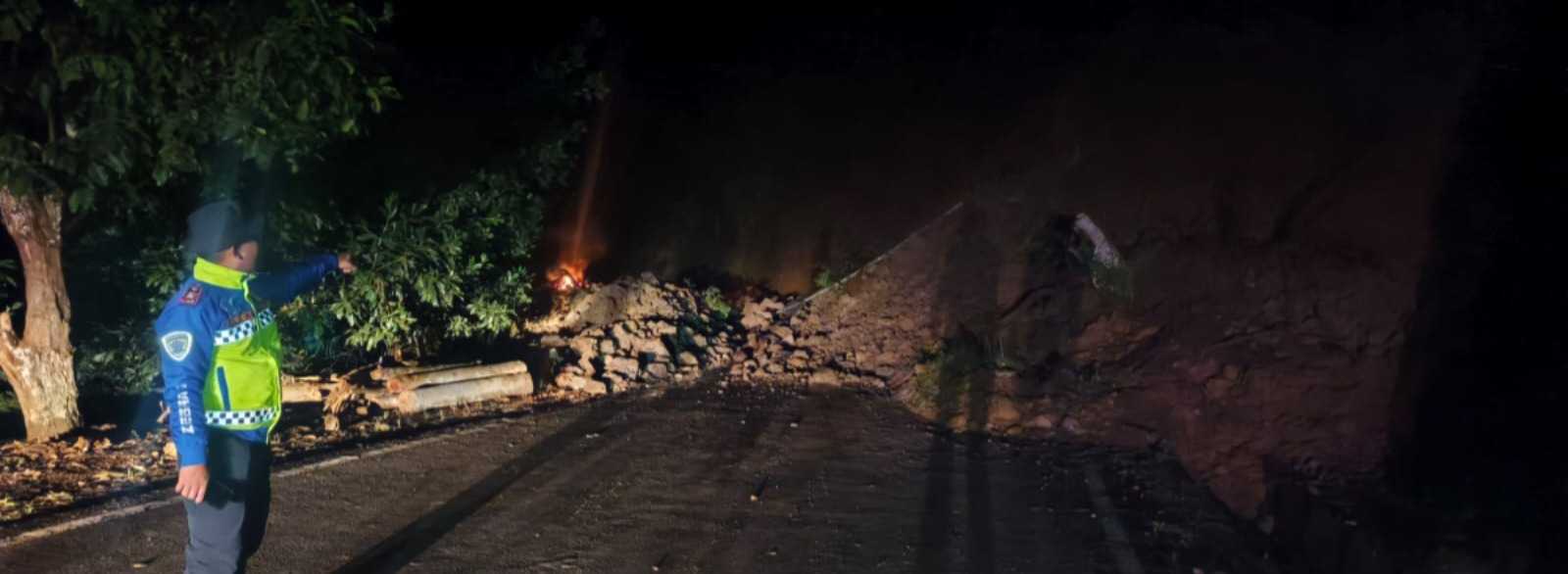 Longsor Tengah Malam Putuskan Akses Jalan Utama Bungbulang–Caringin di Garut Selatan